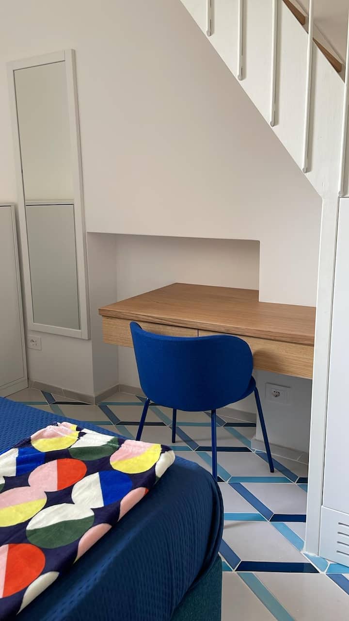 มีพื้นที่ทำงานที่สะดวกสบายในห้องนอน 