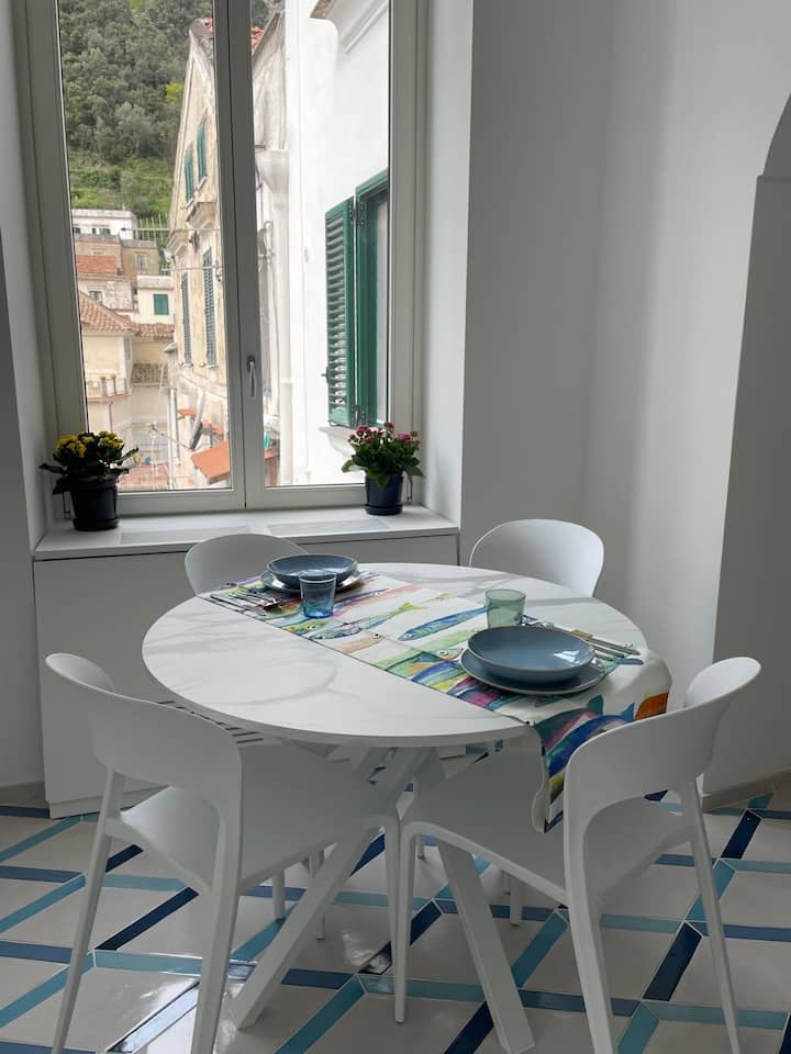 ห้องนั่งเล่นที่กว้างขวางและสว่างมากมีห้องครัวที่มีอุปกรณ์ครบครันและโต๊ะที่สะดวกสบาย 