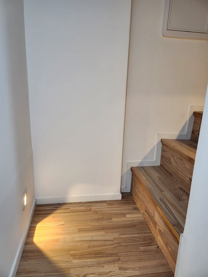 เป็นบันไดที่ขึ้นไปยังชั้น 2
เมื่อเคลื่อนที่ไฟกระพริบจะเปิดขึ้นดังนั้นจึงปลอดภัยที่จะเคลื่อนที่แม้ในเวลากลางคืน 