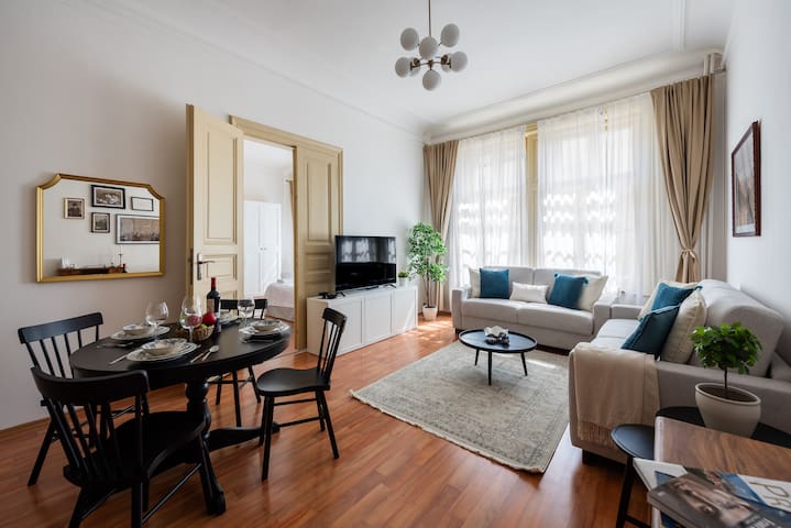 Spacious Old Town Flat for 12