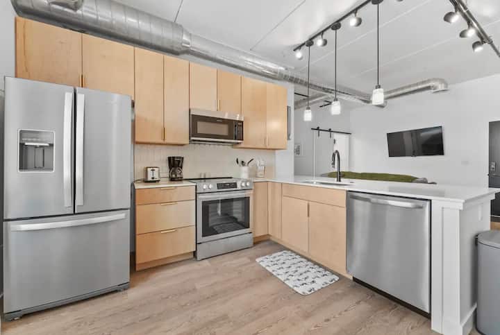 E. Side Condo W/ Rooftop Hot Tub - Traverse City, MI