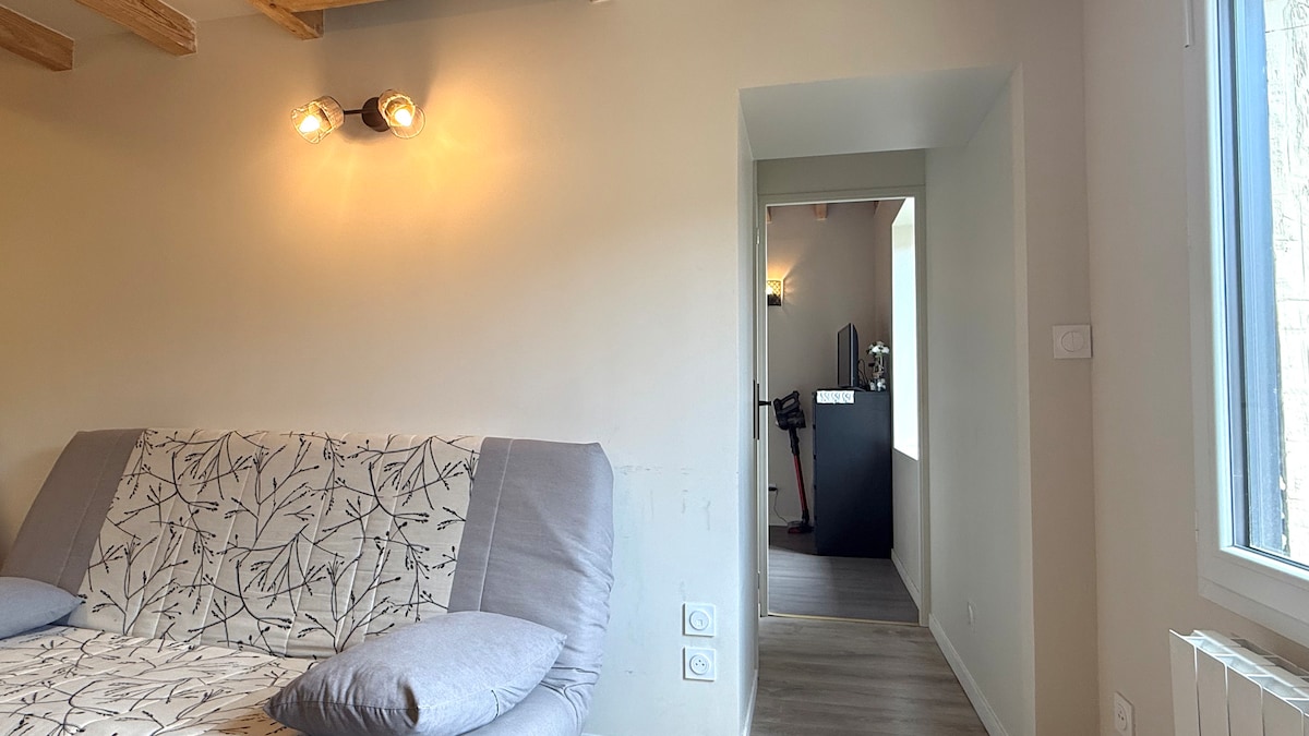 კომფორტული, ნათელი მისაღები ოთახი, რომელიც იდეალურია დასასვენებლად დატვირთული დღის შემდეგ.