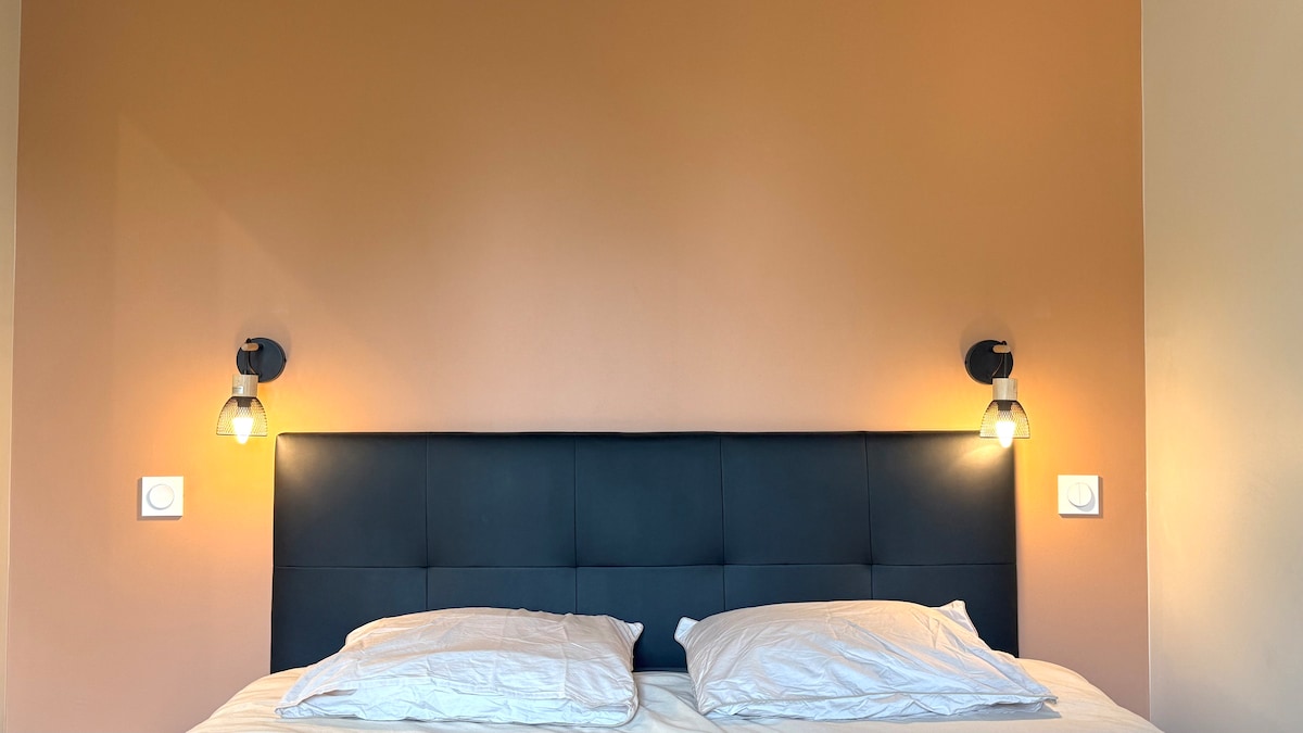 მყუდრო და კომფორტული ოთახი, რომელიც იდეალურია დასასვენებლად და ღამით დასაძინებლად.