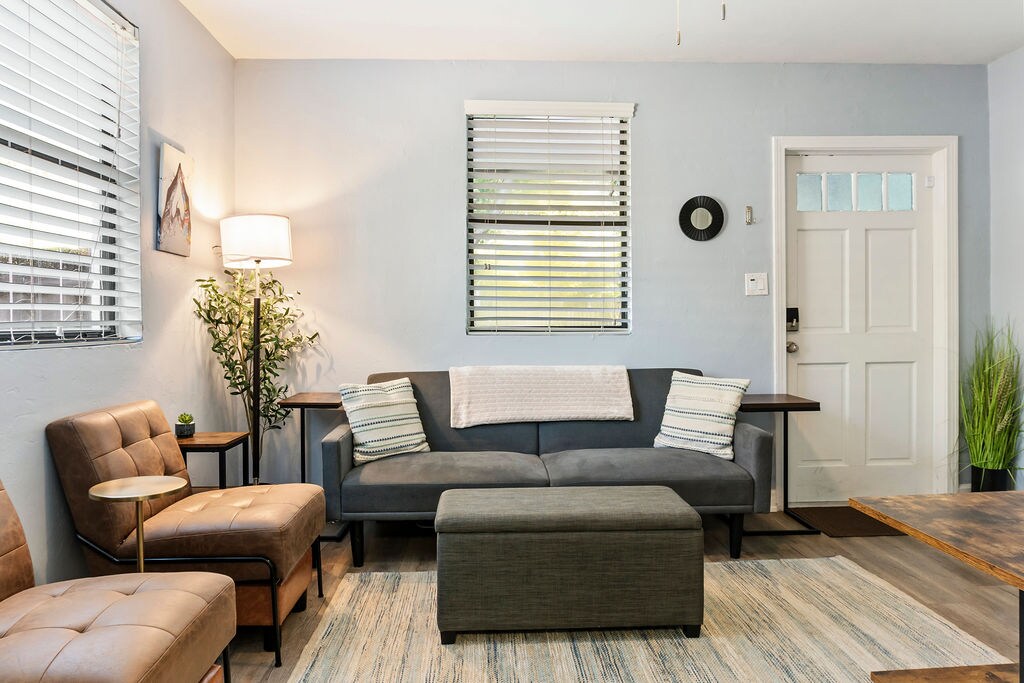 ห้องนั่งเล่นพร้อมโซฟาฟูกสำหรับนอนเพิ่มเติม  เครื่องนอนอยู่ในออตโตมันเก็บของ