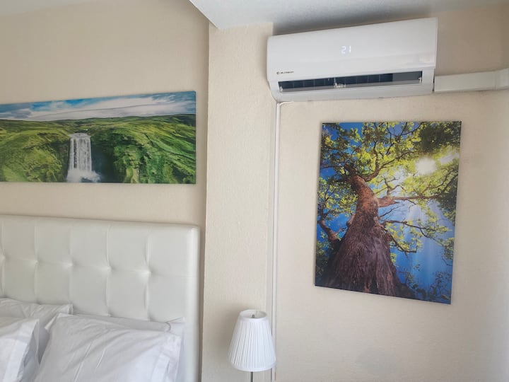 Легло с размер 152 см (king size) с вграден гардероб и нов климатик в тази стая 