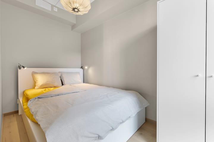 
ნათელი საძინებელი, რომელშიც არის 120‑სმ‑იანი ორსაწოლი, საგარდერობო და მსუბუქი განათება. ნეიტრალური ტონები და მარტივი დეკორი ქმნის მშვიდ, კომფორტულ სივრცეს მშვიდი ძილისთვის.
