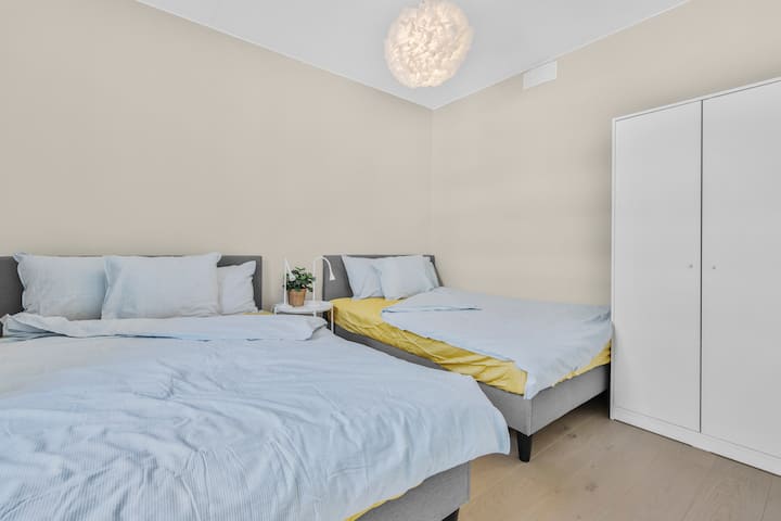 საძინებელი ორი ორადგილიანი საწოლით, რომელთაგან თითოეულზე ორი ადამიანი იტევა, რბილი თეთრეული, საძინებლის ტუმბო და გარდერობი. ნეიტრალური ტონები და თბილი განათება ოჯახებსა თუ ჯგუფებს მშვიდ და კომფორტულ გარემოს სთავაზობს დასასვენებლად.

