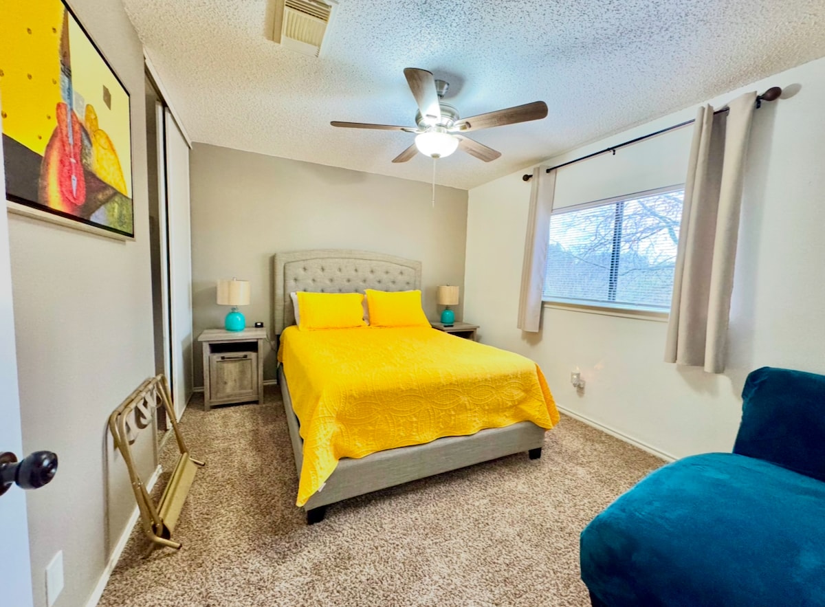 Një dhomë gjumi e rehatshme me një krevat dopio "queen" të rehatshëm. Hapësira përfshin një ventilator tavani, abazhurë pranë krevatit dhe perde të errëta për një gjumë të qetë. Një vend praktik dhe çlodhës për t 'u çlodhur gjatë qëndrimit tënd.