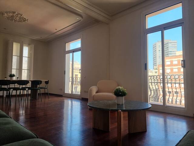 Huge Central Barcelona Apartment gallery image 3