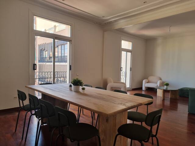 Huge Central Barcelona Apartment gallery image 2