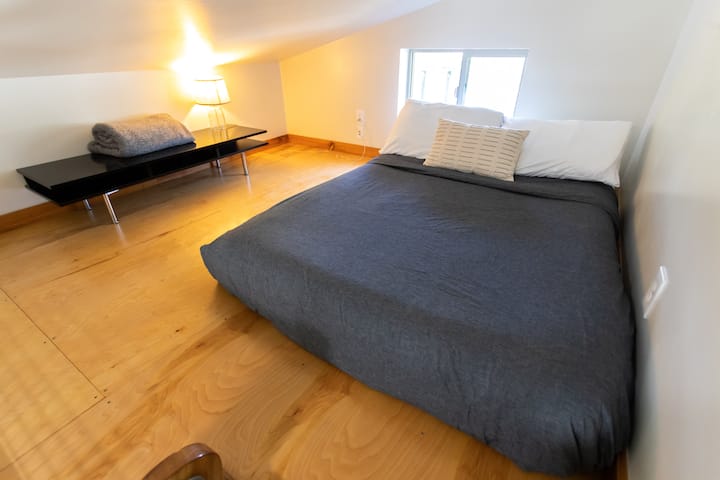 De loft heeft een full size matras. 