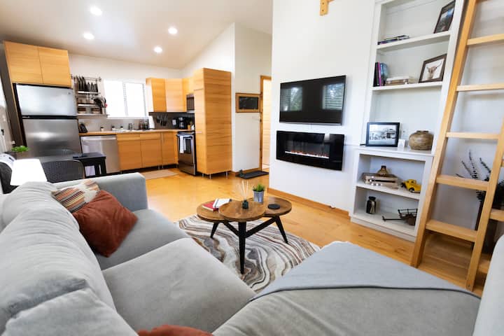 Tree House 1 Bedroom + Loft (Sleeps 4) - Flagstaff