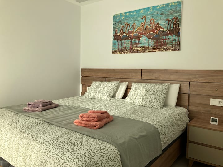 מיטות באיכות גבוהה מאוד, רוחב 2x 90 ס"מ, סדינים ומגבות כלולים.