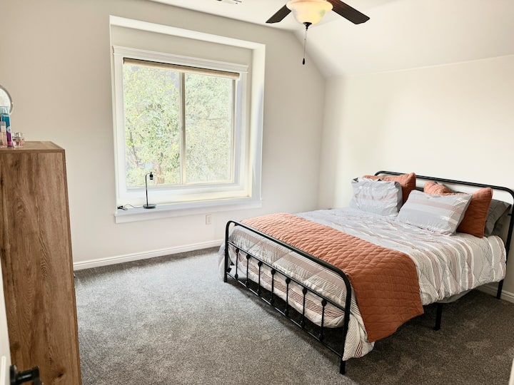 брачен кревет (широк 180-220 см)