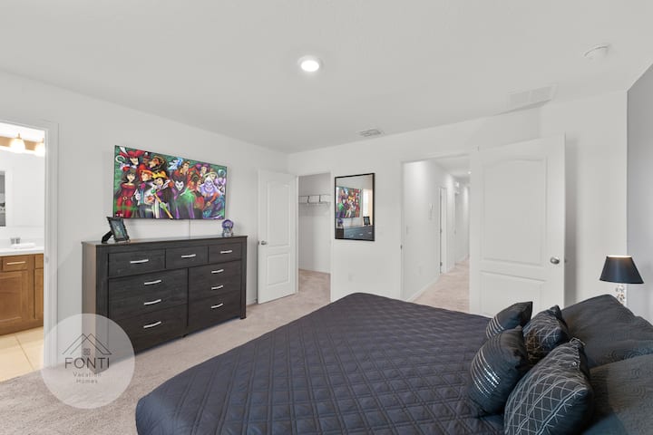 Master Suite met kingsize bed #Disney #parken #Kingdom #springs # fiestakey#resort #townhouse #Vacation #Rental #waterpark #Kissimmee #Orlando  #universal #citywalk