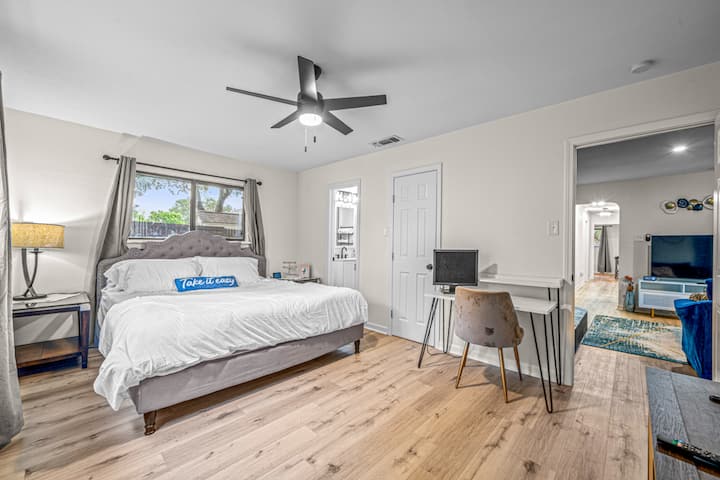 办公桌和办公空间监视器 