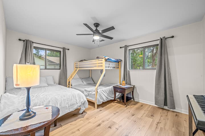 4号卧室可供五人入住，配有钢琴，非常适合各种各样的房间，  