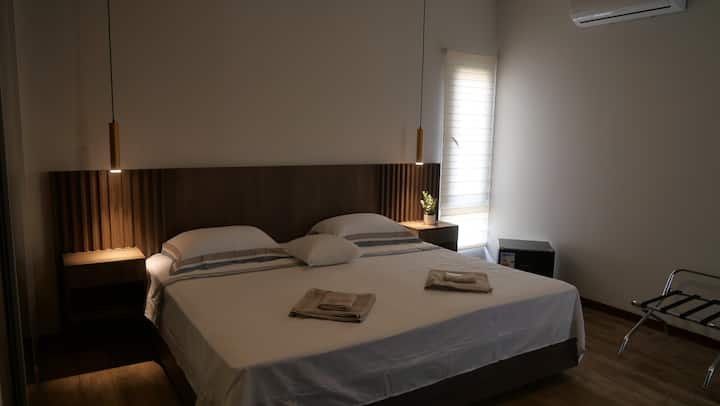 Cama tamaño king, iluminación individual junto a la cama, ventana con mosquitero, portaequipajes, aire acondicionado, caja fuerte