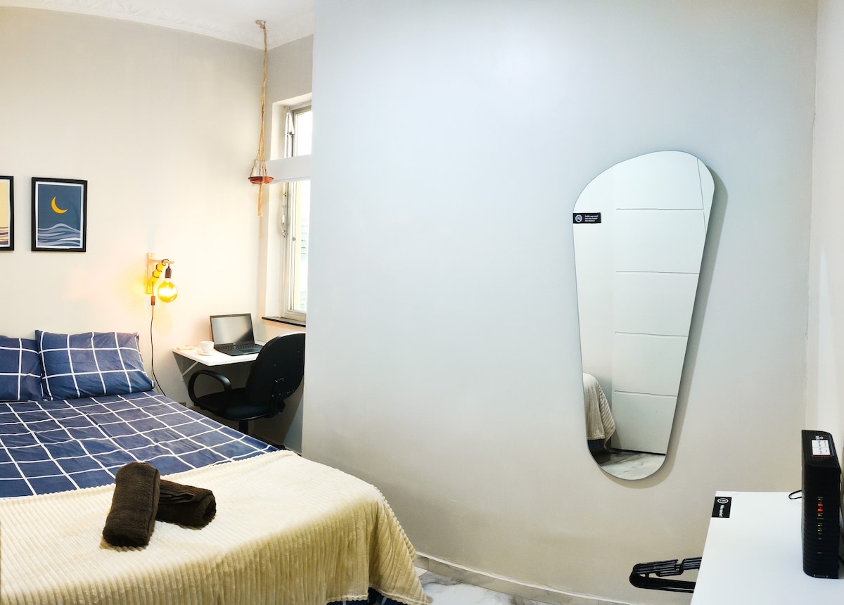 空调房间、吊扇、全身镜、梳妆台、家庭办公室、百叶窗Rolo遮光、灯具、双人床、枕头和床上用品（被子、床单、枕套和毯子）。