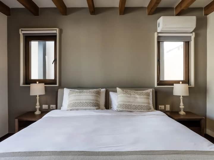 Luxe Residence - Hoofdslaapkamer, kingsize bed, eigen badkamer en airco
