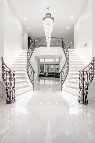 Luxurious Home: Pool, Gym, Cinema, & More gallery image 2