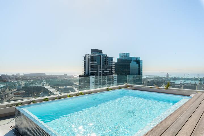 Designer Two-Bedroom in Cape Town | Stunning Views gallery image 3