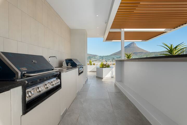 Designer Two-Bedroom in Cape Town | Stunning Views gallery image 4
