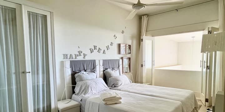 Druga spavaća soba s 2 kreveta za jednu osobu na prvom katu