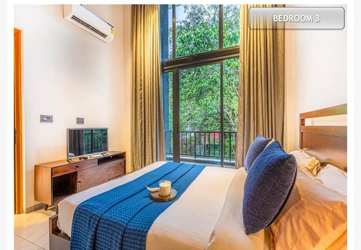 חדר השינה הזה כולל מיטת קינג סייז עם מצעים איכותיים, ריהוט אלגנטי ותאורה סביבתית רכה, חלונות מציעים נופים עוצרי נשימה המבטיחים נוחות וסגנון, מה שהופך אותו למקום מפלט מושלם למנוחה ופינוק.

