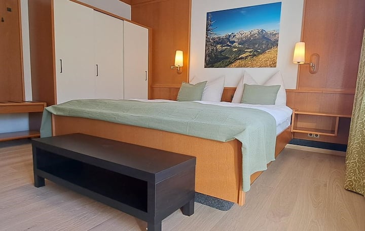 Chumba cha kulala chenye kitanda mara mbili sentimita 180x200 katika urefu wa starehe na sakafu ya mbao