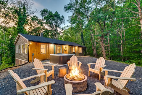 Hare's Hallow, Secluded Forest Cabin with Hot Tub