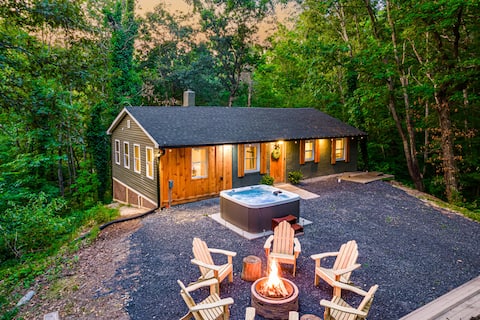 Hare's Hallow•Hot Tub•Firepit•Fall Forest hideaway