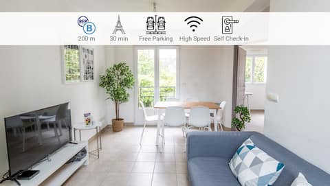 Le Poincaré – RER Station – Parking