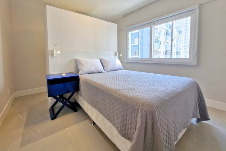 Glavni apartman s bračnim krevetom, klima-uređajem, ormarom, perzijskim i djelomičnim pogledom na more