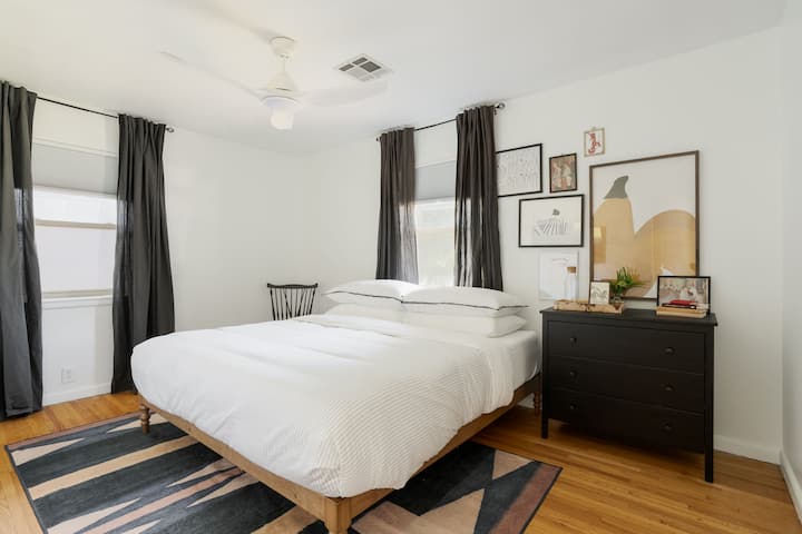 Slaapkamer 1: kingsize bed, smart-tv, dressoir, grote kast en plafondventilator