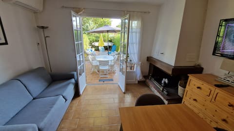 Annonce Airbnb populaire: Air-conditioned house 3 minutes' walk to shops à Saint Raphaël