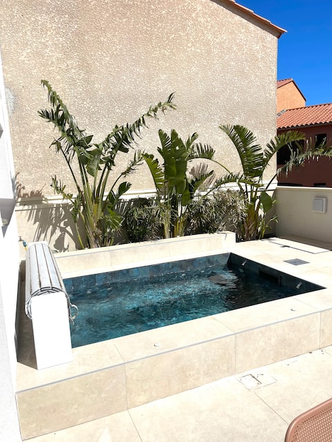 Apartment with pool and rooftop