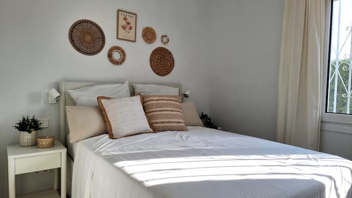 غرفة النوم 1، الطابق الأرضي الأيسر، سرير بحجم متوسط بعرض 150 سم