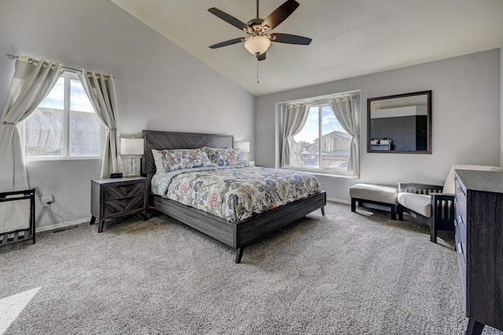 Chumba cha kulala cha msingi - ghorofa ya juu. Kitanda cha California King chenye msingi unaoweza kurekebishwa kwa ajili ya starehe yako.