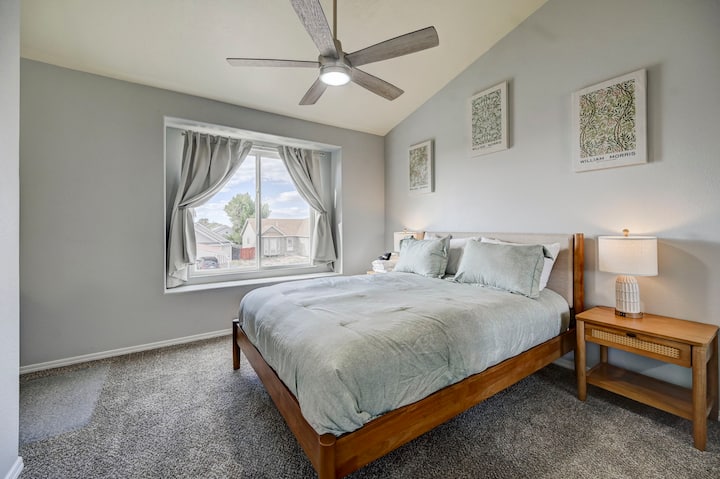 Kitanda cha ukubwa wa malkia kwenye ghorofa ya juu kilicho na taa za kuchaji za