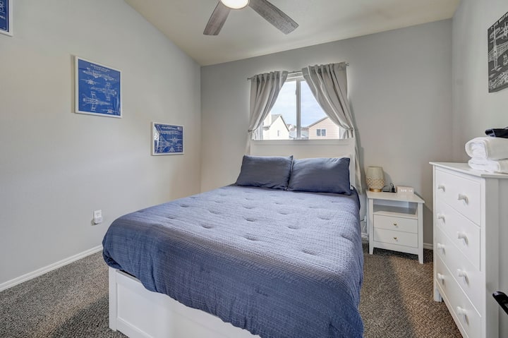 Chumba cha kulala cha ghorofa kilicho na kitanda chenye ukubwa kamili na kitanda pacha kinapatikana