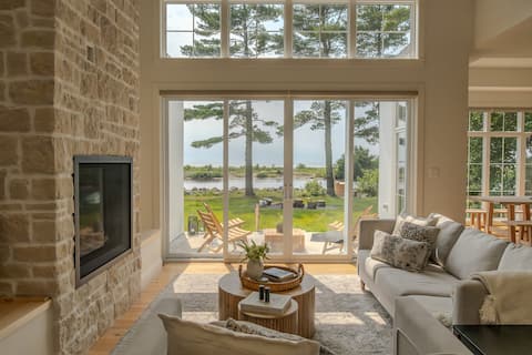 Modern Nordic Inspired Lake House / Stunning Views