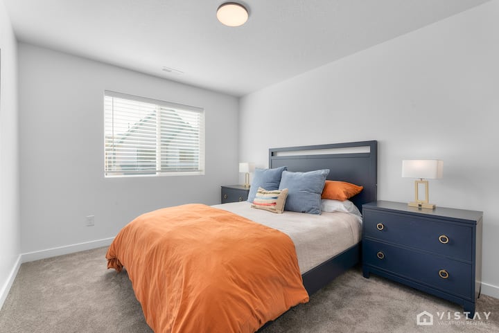 El dormitorio 2 ofrece una cómoda cama tamaño queen, perfecta para una noche de sueño reparador.