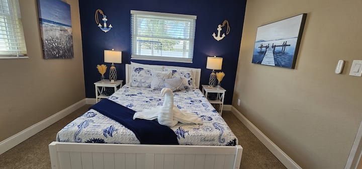  Საზღვაო სიმშვიდის საძინებელი
Დაისვენეთ ამ სანაპიროს თემატურ საძინებელში, რომელშიც არის პლუშის საწოლი, პლაჟის შთაგონებული დეკორი და რბილი განათება. Გააზრებული შტრიხები, როგორიცაა წამახალისებელი აქცენტები და ოკეანის ხელოვნება, ქმნის მშვიდ დასვენებას მზისა და ქვიშის დღის შემდეგ.