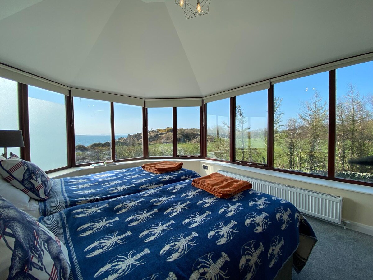 Doppelbett (oder Zweibettzimmer) mit Blick auf den Foyle River über Binevenagh