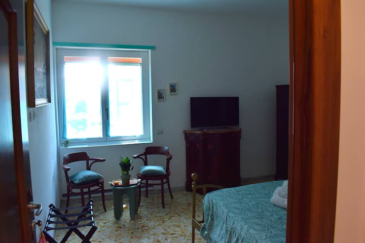 Soba s bračnim krevetom i antikv