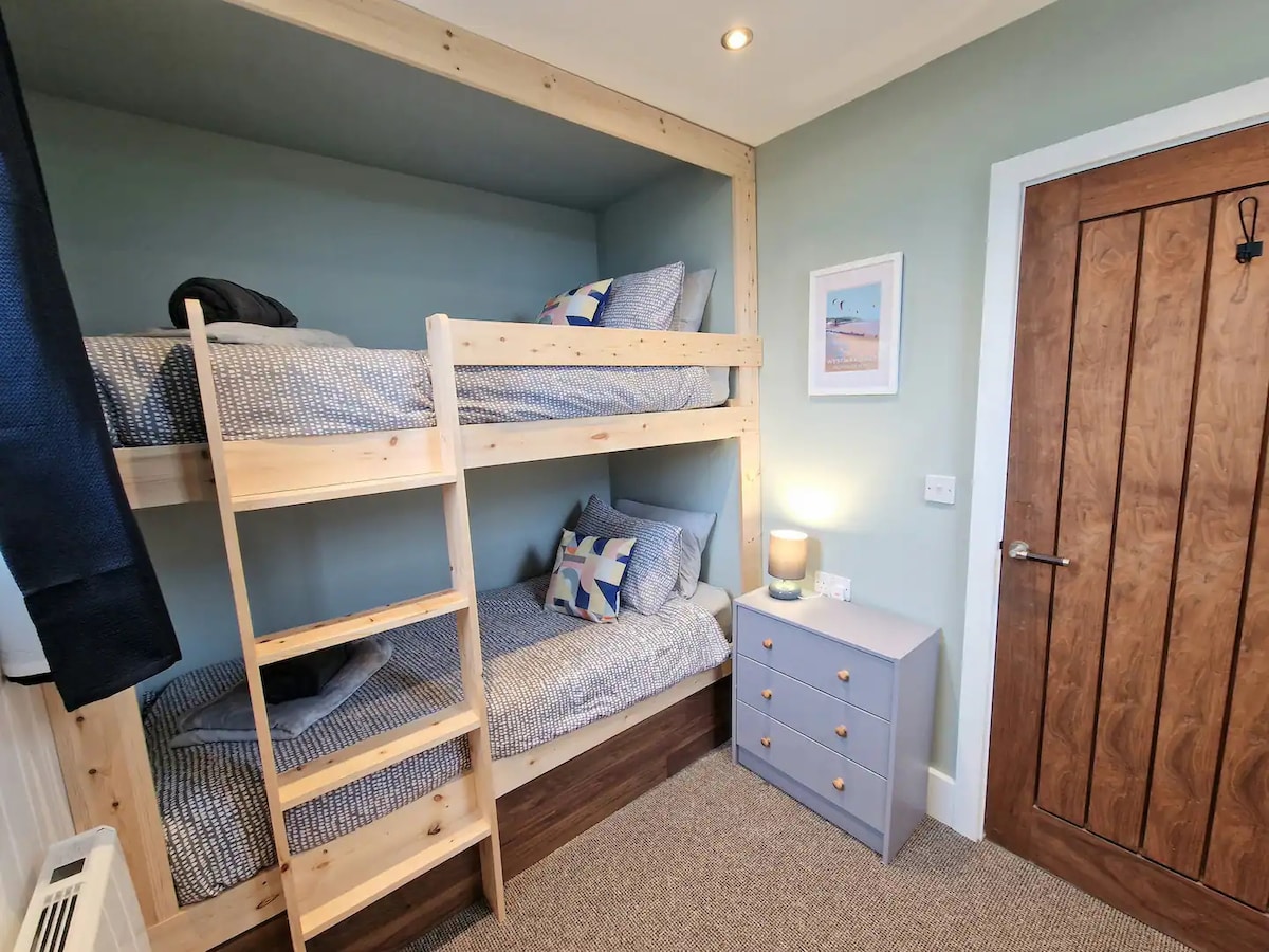 Спалня 2
2 единични легла в пълен размер (като двуетажни легла)
Капацитет: 2 нощувки