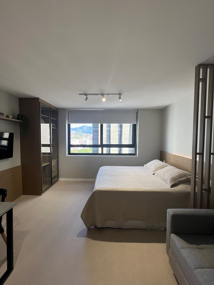 Chumba kilichopachikwa na fanicha zilizopangwa, kitanda aina ya queen na matandiko 400!