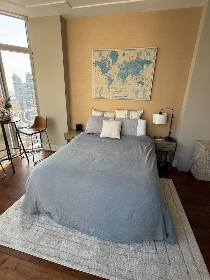 Spavaća soba za goste / vaša spavaća soba 
*dva bočna stolića sa svjetiljkom. Sonos zvučnik.*