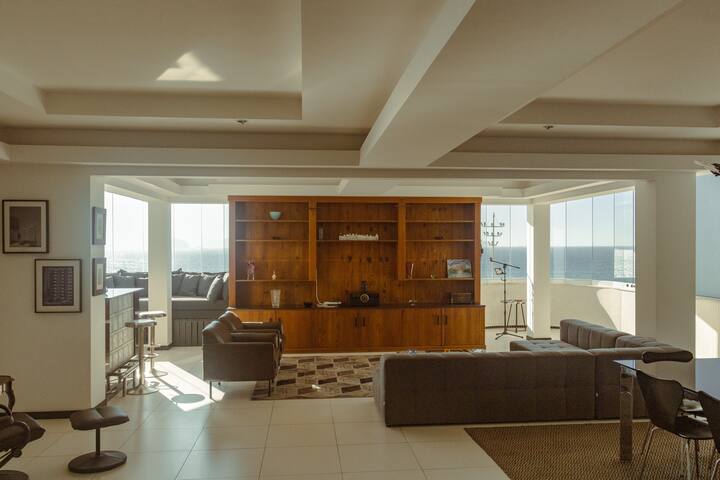 Beachfront Copacabana Art Déco Charm gallery image 2